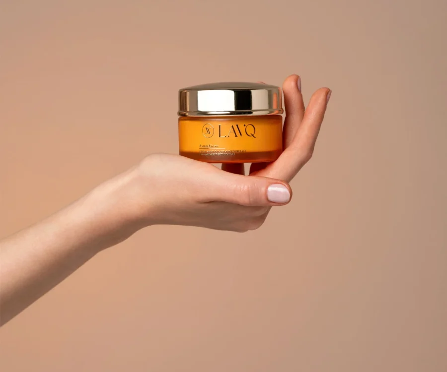 kobieca-reka-trzymajaca-krem-lavq